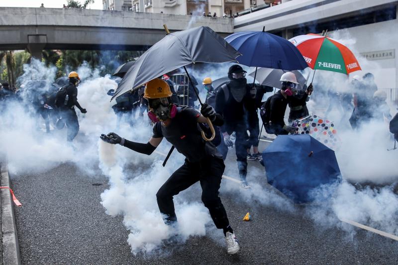 La violencia se apodera de las calles de Hong Kong. Las fuerzas policiales desplegadas por las crecientes protestas ha utilizado por primera vez munición real y un manifestante ha resultado herido de gravedad. Este suceso coincide con la celebración de los setenta años de la República Popular de China, que ha llenado el país de actos conmemorativos.