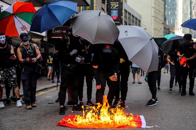 La violencia se apodera de las calles de Hong Kong. Las fuerzas policiales desplegadas por las crecientes protestas ha utilizado por primera vez munición real y un manifestante ha resultado herido de gravedad. Este suceso coincide con la celebración de los setenta años de la República Popular de China, que ha llenado el país de actos conmemorativos.
