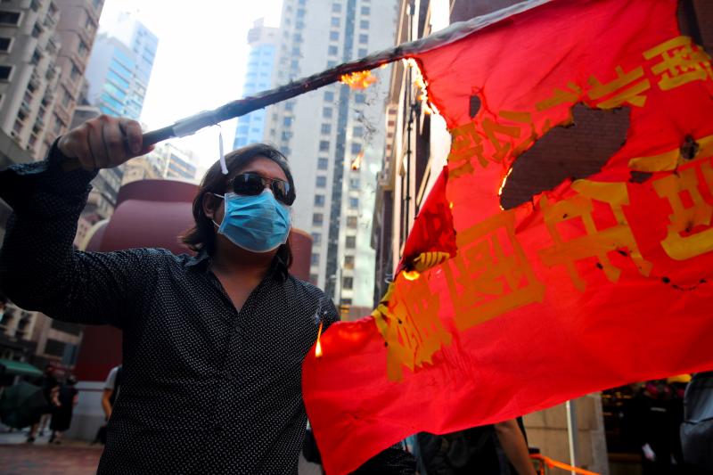 La violencia se apodera de las calles de Hong Kong. Las fuerzas policiales desplegadas por las crecientes protestas ha utilizado por primera vez munición real y un manifestante ha resultado herido de gravedad. Este suceso coincide con la celebración de los setenta años de la República Popular de China, que ha llenado el país de actos conmemorativos.