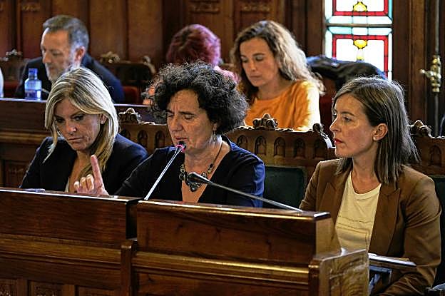 La viceconsejera de Turismo, Graciela Blanco, la consejera Berta Piñán y Andrea Suárez, secretaria técnica de la Consejería de Cultura, en la comisión de Cultura. 
