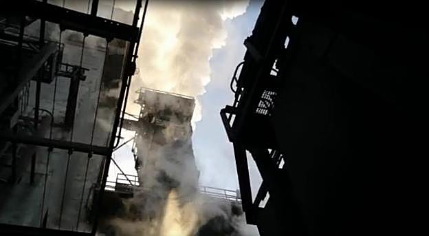 El último cok de las baterías de Avilés salió del horno pasadas las seis de la tarde, cerrando una historia de más de seis décadas de actividad. 