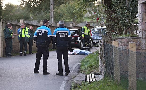 Agentes de la Guardia Civil y de la Policía Local de Siero, junto al cadáver de Ginés Priede Junco, que fue encontrado por un vecino de Siero.