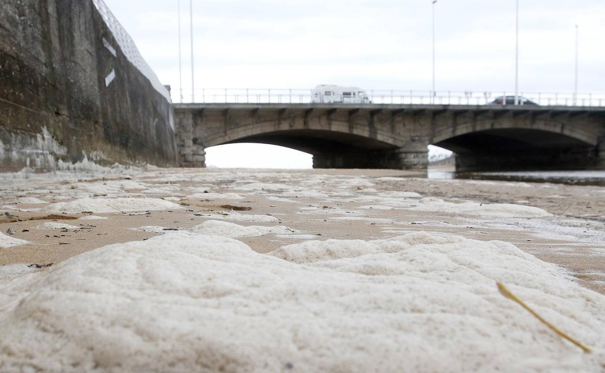 Espuma blanca en la desembocadura del Piles.