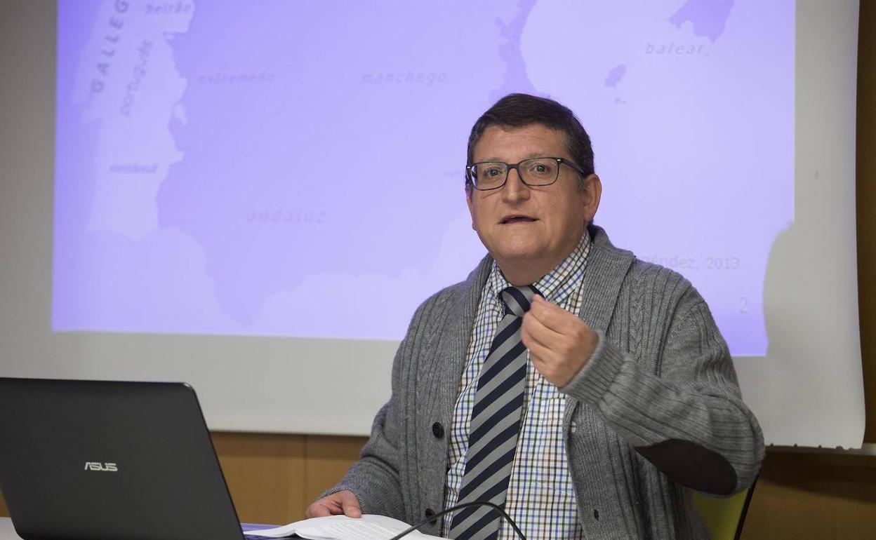 Ramón d'Andrés en la presentación del Atlas Lingüístico del Occidente.