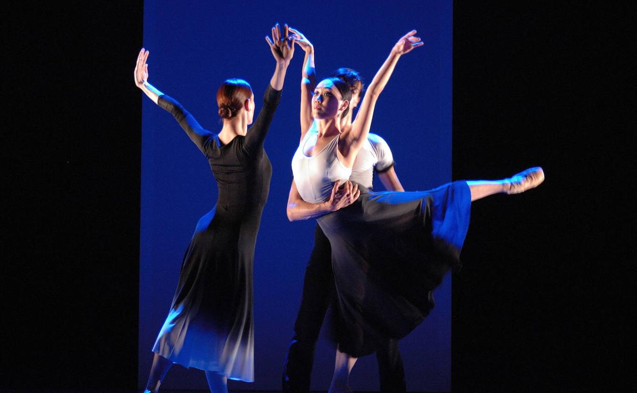 Bailarines de la compañía Víctor Ullate durante la actuación 'Tres'.