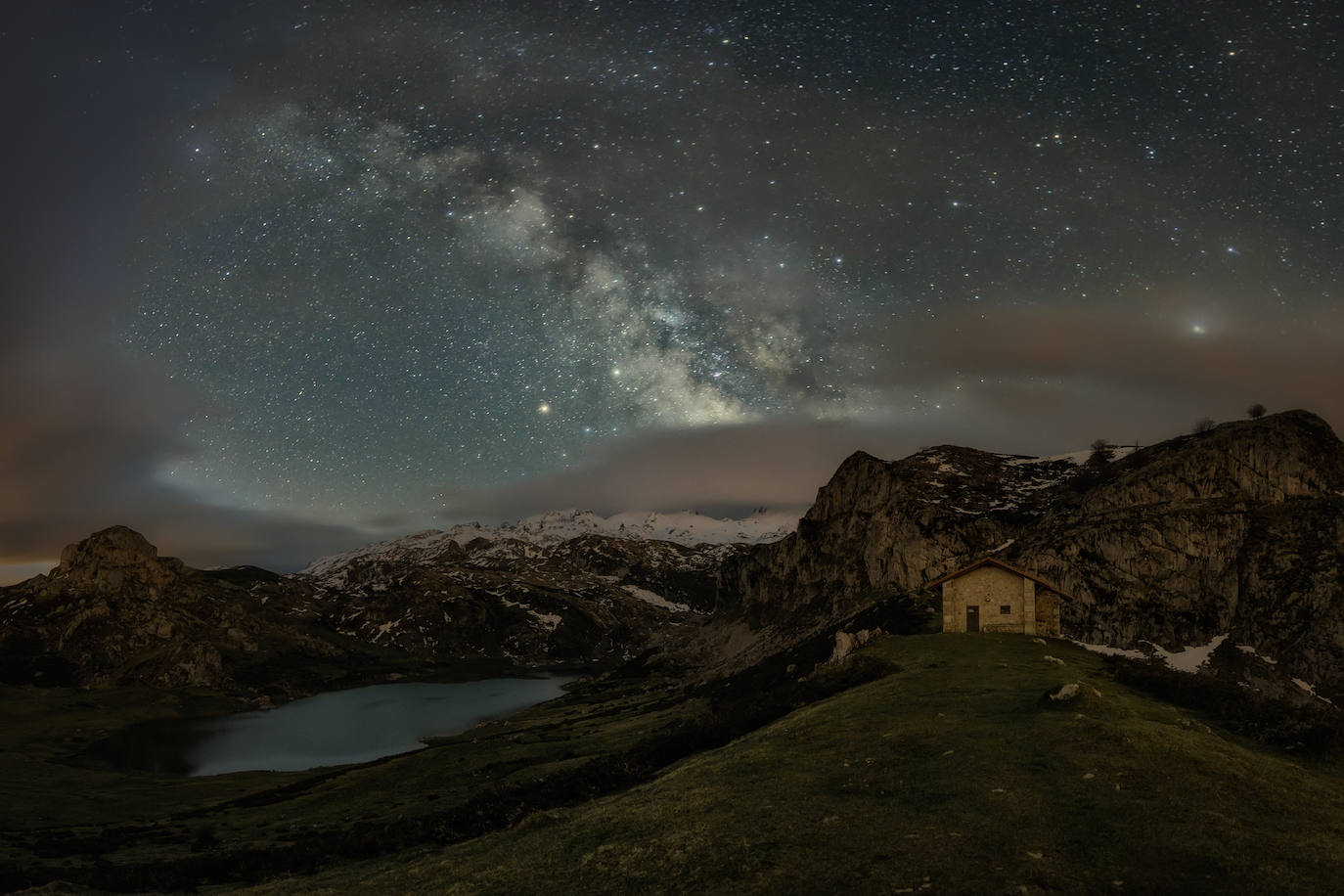 Cielo estrellado sobre el Lago Ercina.