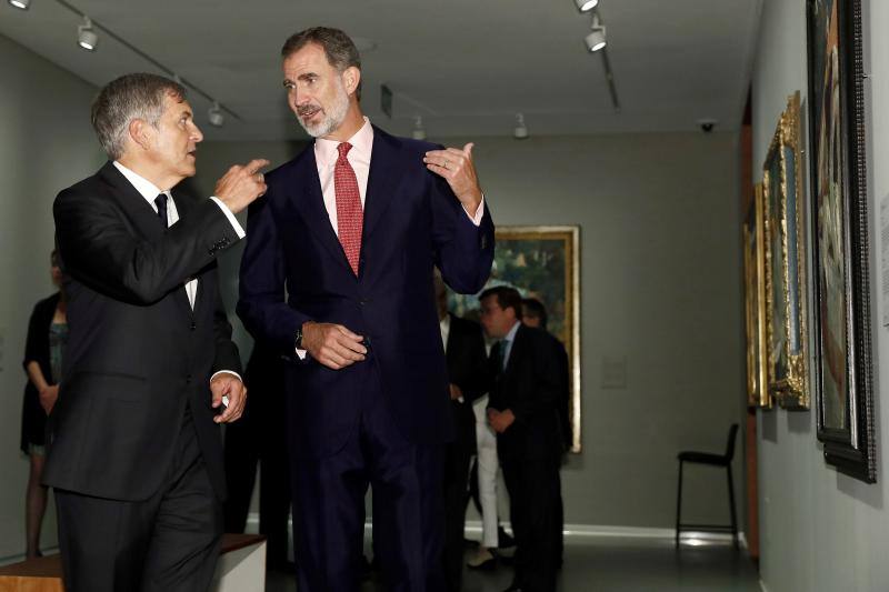 El rey Felipe VI ha inaugurado la sede de la Fundación María Cristina Masaveu Peterson en Madrid. La ocasión se ha celebrado con la presentación de la 'Colección Masaveu. Pintura española del siglo XIX. De Goya al modernismo', una muestra que que reúne 117 obras de pintores como Goya, Sorolla o Zuloaga, de las que 80 pertenecen a la colección Masaveu.A la cita han asistido también el ministro de Cultura en funciones, José Guirao, el presidente del Principado de Asturias, Adrián Barbón, y el alcalde de Madrid, José Luis Martínez-Almeida, y el presidente de la Fundación, Fernando Masaveu.