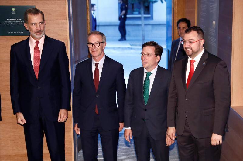 El rey Felipe VI ha inaugurado la sede de la Fundación María Cristina Masaveu Peterson en Madrid. La ocasión se ha celebrado con la presentación de la 'Colección Masaveu. Pintura española del siglo XIX. De Goya al modernismo', una muestra que que reúne 117 obras de pintores como Goya, Sorolla o Zuloaga, de las que 80 pertenecen a la colección Masaveu.A la cita han asistido también el ministro de Cultura en funciones, José Guirao, el presidente del Principado de Asturias, Adrián Barbón, y el alcalde de Madrid, José Luis Martínez-Almeida, y el presidente de la Fundación, Fernando Masaveu.