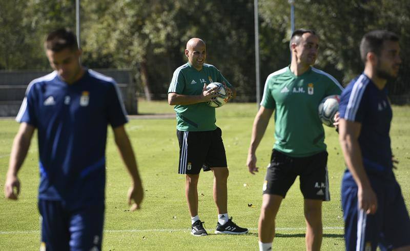 Los jugadores azules se ejercitan en El Requexón con la vista puesta en el Numancia