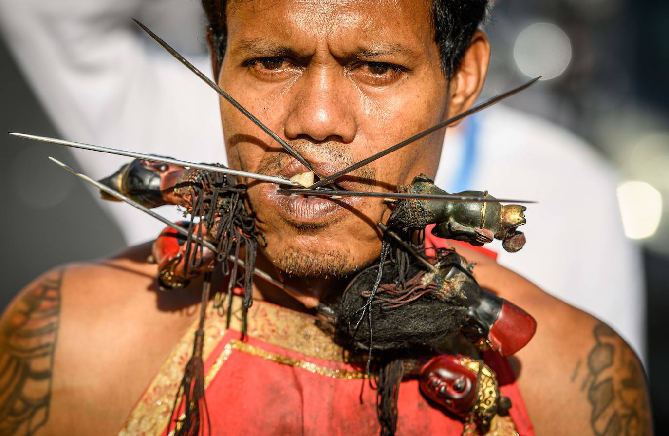 El festival comienza la primera noche del noveno mes lunar y dura nueve días. Los devotos religiosos se cortan con espadas, perforando sus mejillas con objetos afilados y cometiendo otros actos dolorosos para purificarse, asumiendo los pecados de la comunidad. 