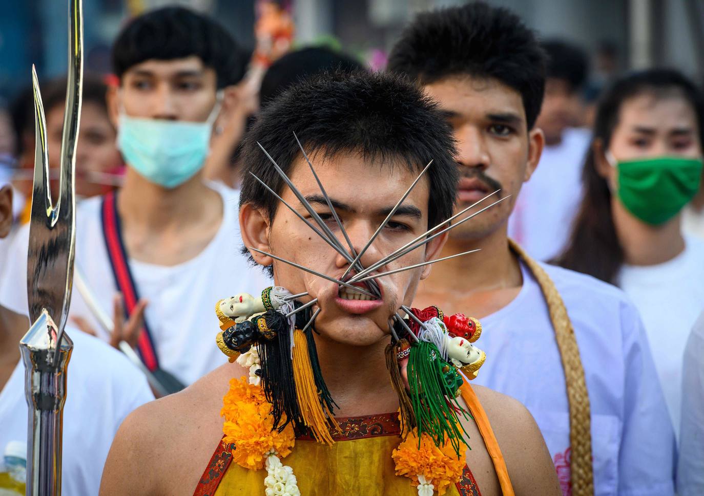 El festival comienza la primera noche del noveno mes lunar y dura nueve días. Los devotos religiosos se cortan con espadas, perforando sus mejillas con objetos afilados y cometiendo otros actos dolorosos para purificarse, asumiendo los pecados de la comunidad. 