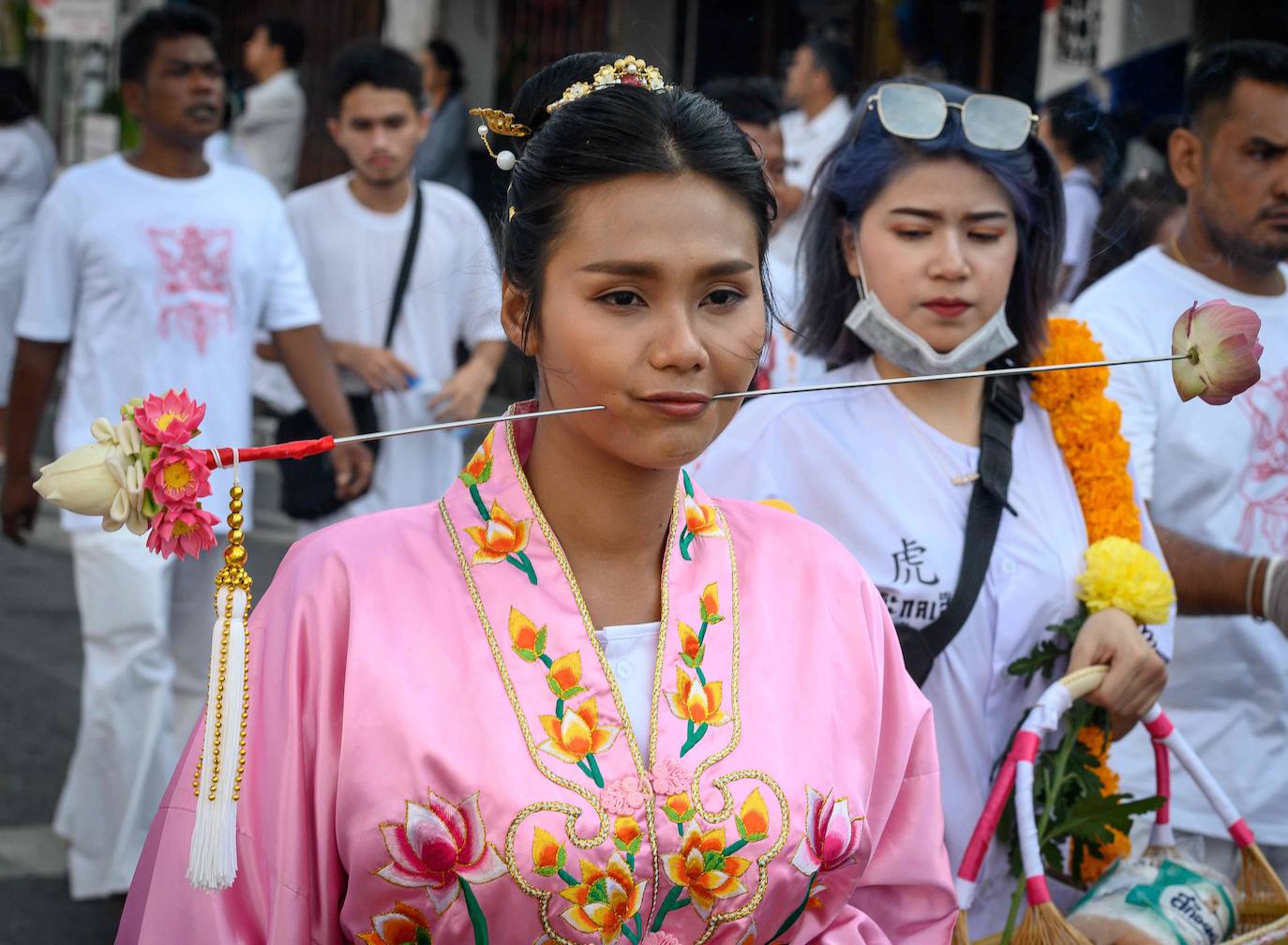El festival comienza la primera noche del noveno mes lunar y dura nueve días. Los devotos religiosos se cortan con espadas, perforando sus mejillas con objetos afilados y cometiendo otros actos dolorosos para purificarse, asumiendo los pecados de la comunidad. 
