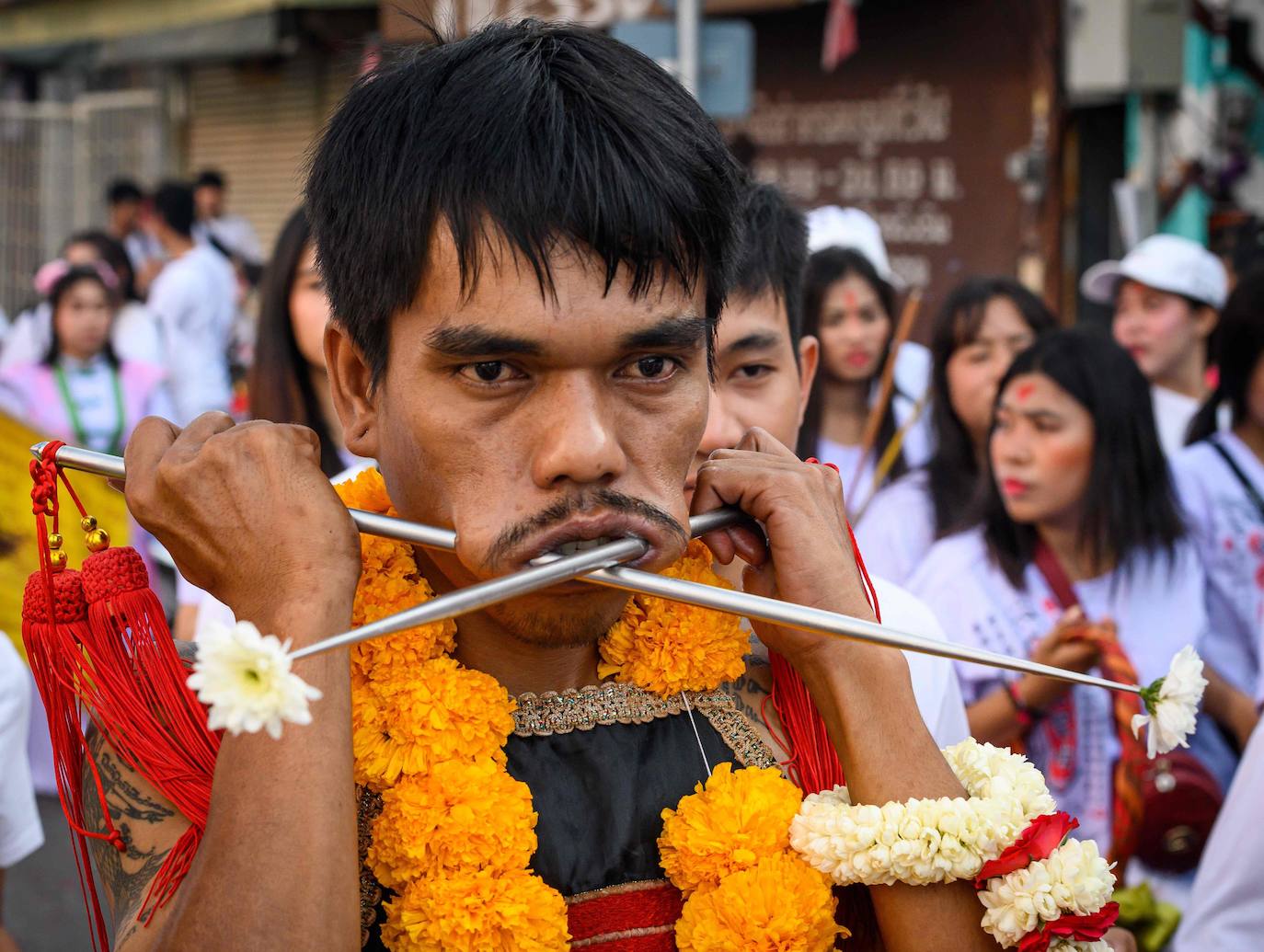 El festival comienza la primera noche del noveno mes lunar y dura nueve días. Los devotos religiosos se cortan con espadas, perforando sus mejillas con objetos afilados y cometiendo otros actos dolorosos para purificarse, asumiendo los pecados de la comunidad. 