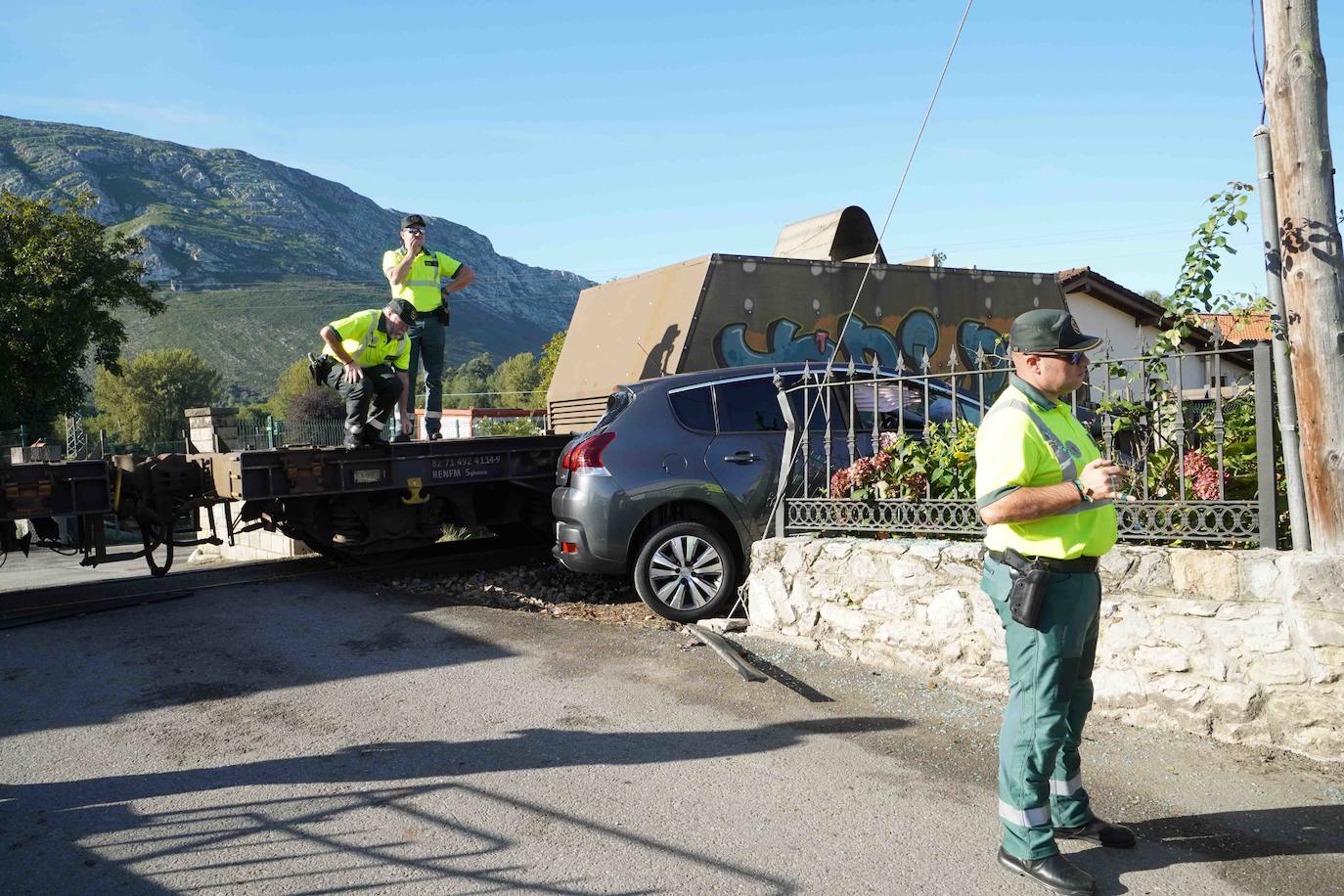 Las ocupantes del vehículo son dos profesoras que se dirigían al colegio de Posada por un acceso alternativo. Ambas han resultado ilesas