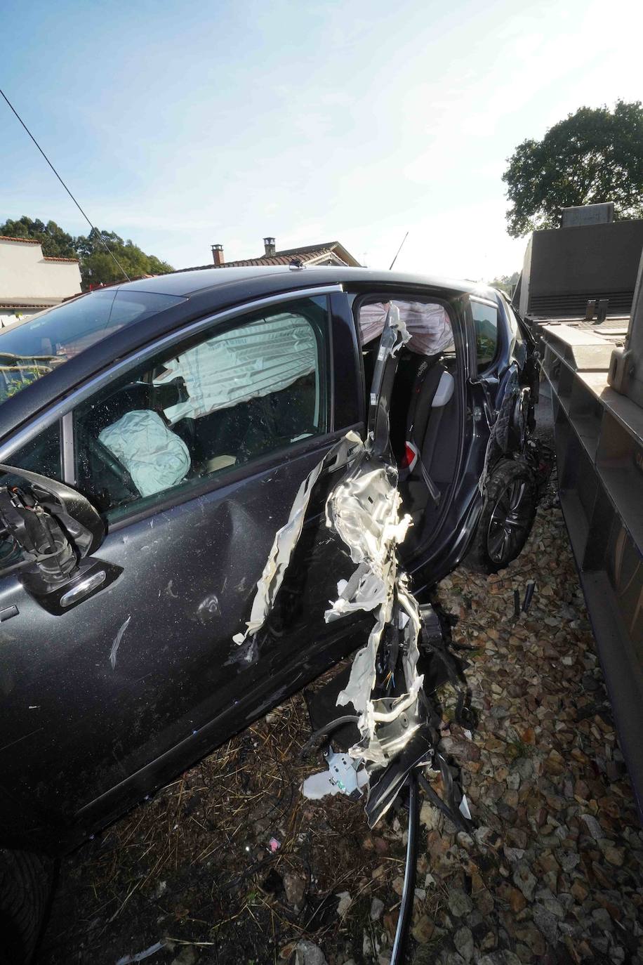 Las ocupantes del vehículo son dos profesoras que se dirigían al colegio de Posada por un acceso alternativo. Ambas han resultado ilesas