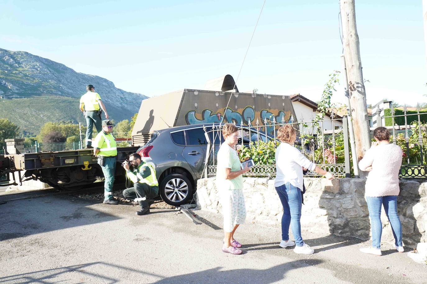 Las ocupantes del vehículo son dos profesoras que se dirigían al colegio de Posada por un acceso alternativo. Ambas han resultado ilesas