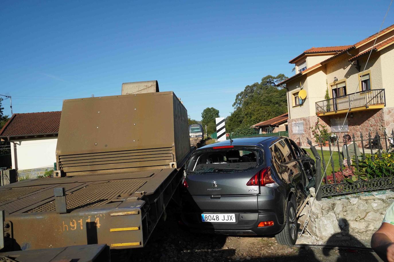 Las ocupantes del vehículo son dos profesoras que se dirigían al colegio de Posada por un acceso alternativo. Ambas han resultado ilesas