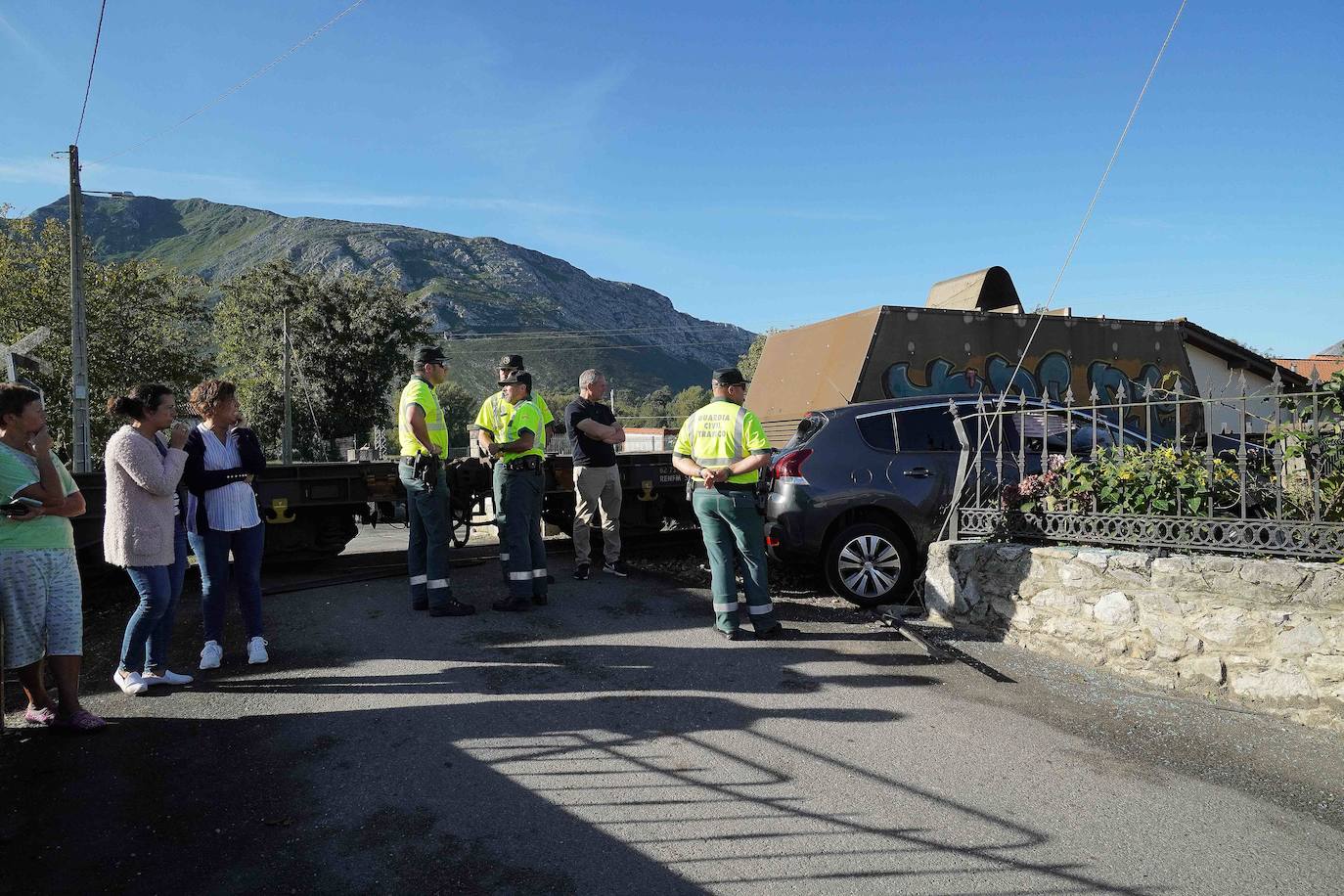 Las ocupantes del vehículo son dos profesoras que se dirigían al colegio de Posada por un acceso alternativo. Ambas han resultado ilesas