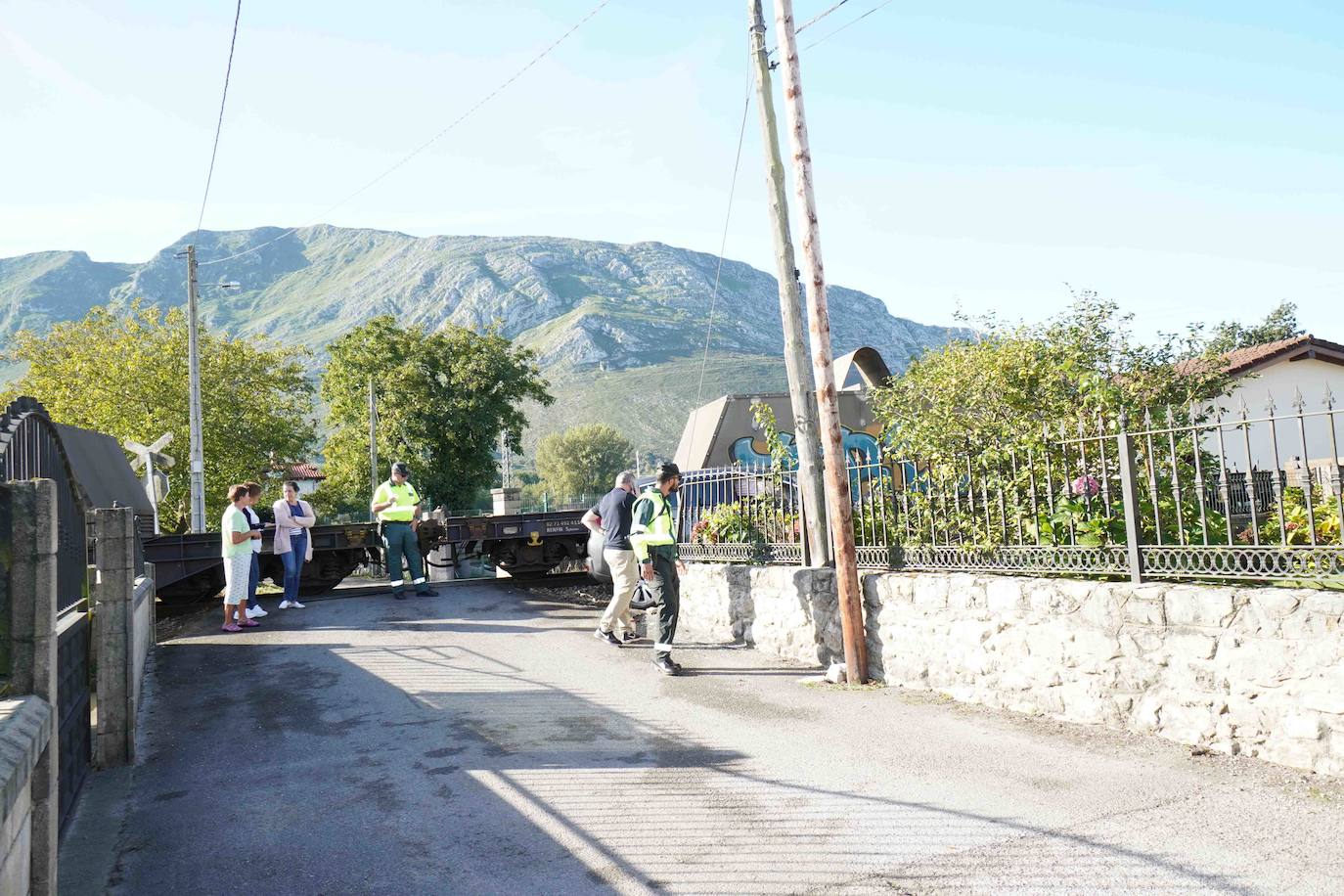 Las ocupantes del vehículo son dos profesoras que se dirigían al colegio de Posada por un acceso alternativo. Ambas han resultado ilesas