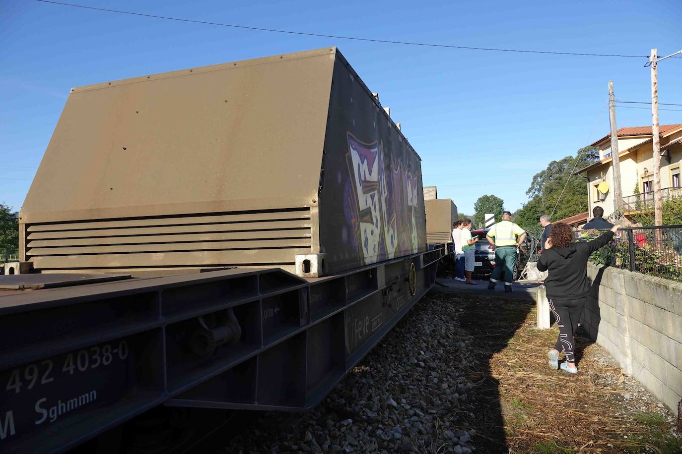 Las ocupantes del vehículo son dos profesoras que se dirigían al colegio de Posada por un acceso alternativo. Ambas han resultado ilesas