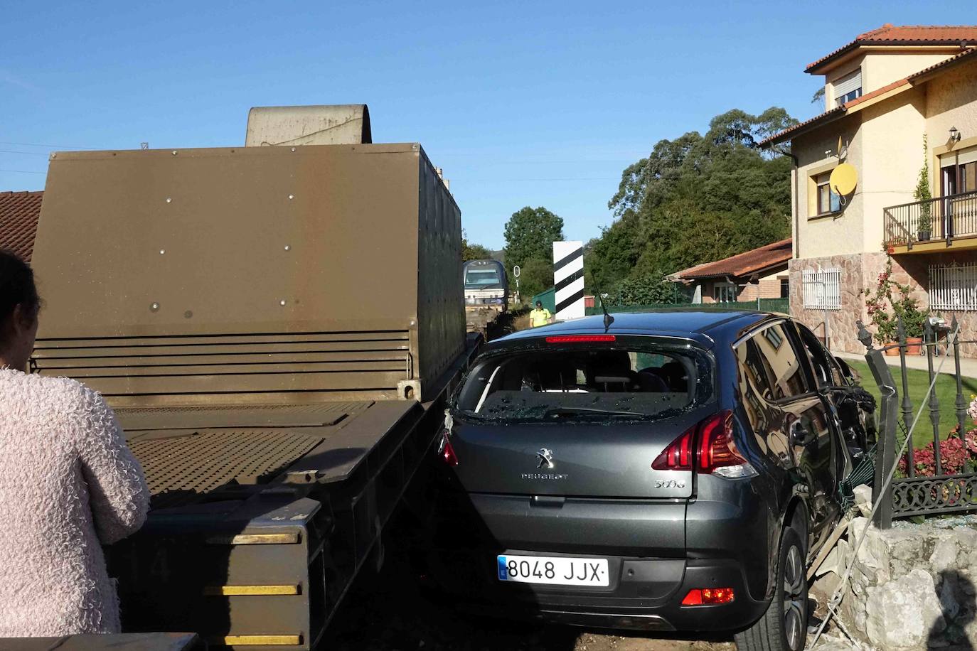 Las ocupantes del vehículo son dos profesoras que se dirigían al colegio de Posada por un acceso alternativo. Ambas han resultado ilesas