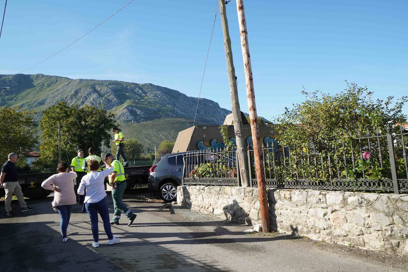 Las ocupantes del vehículo son dos profesoras que se dirigían al colegio de Posada por un acceso alternativo. Ambas han resultado ilesas