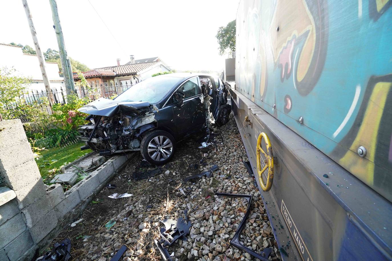 Las ocupantes del vehículo son dos profesoras que se dirigían al colegio de Posada por un acceso alternativo. Ambas han resultado ilesas