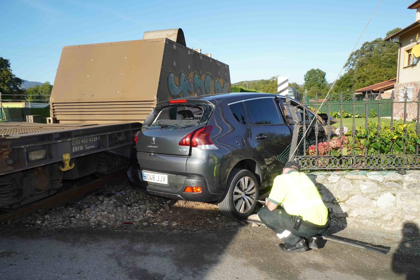 Las ocupantes del vehículo son dos profesoras que se dirigían al colegio de Posada por un acceso alternativo. Ambas han resultado ilesas