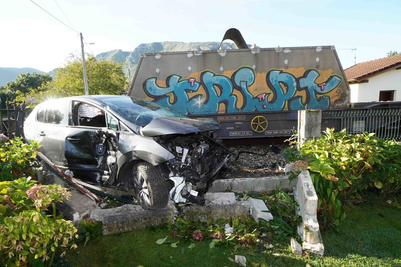 Las ocupantes del vehículo son dos profesoras que se dirigían al colegio de Posada por un acceso alternativo. Ambas han resultado ilesas