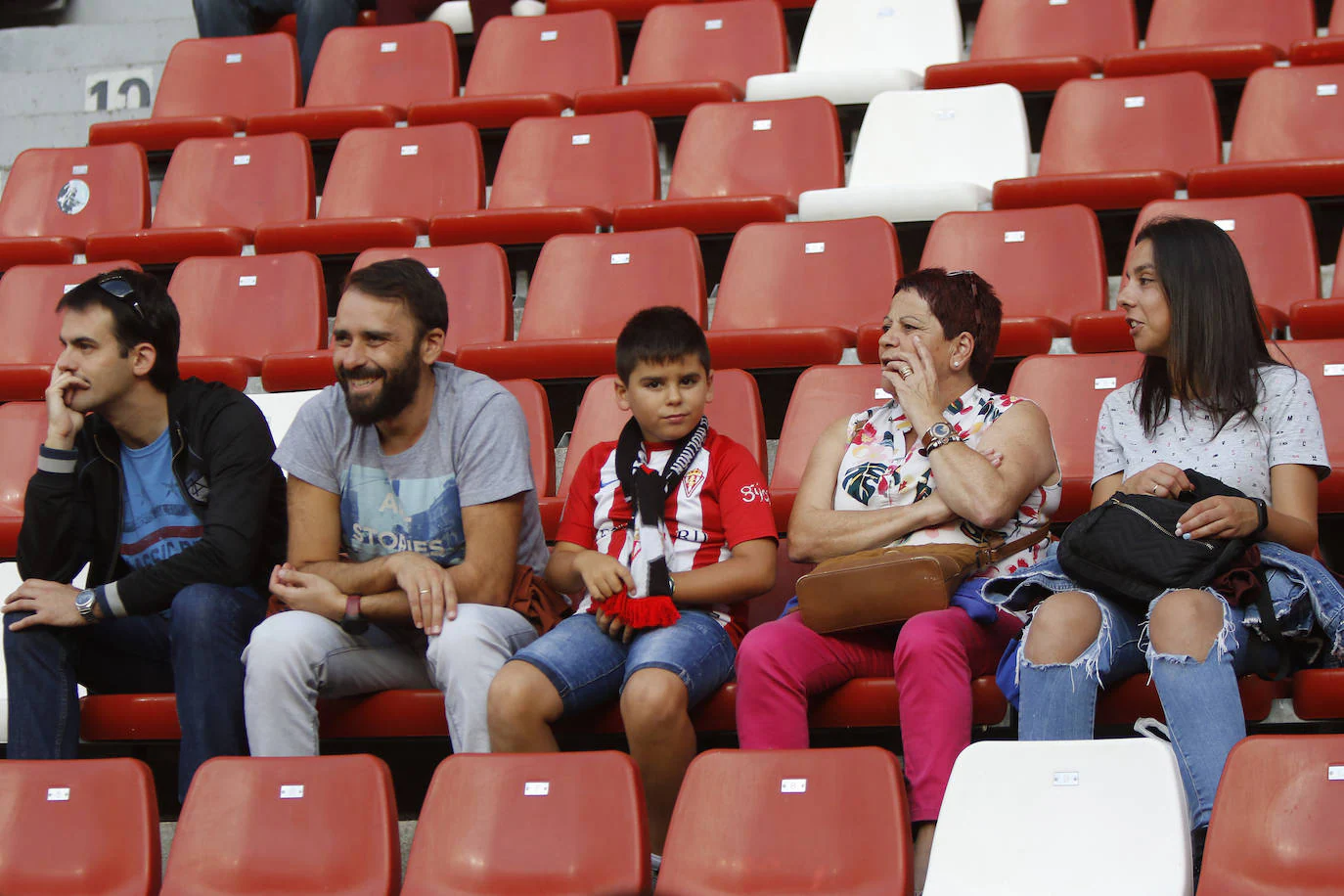 Fotos: ¿Estuviste en el Sporting - Almería? ¡Búscate!