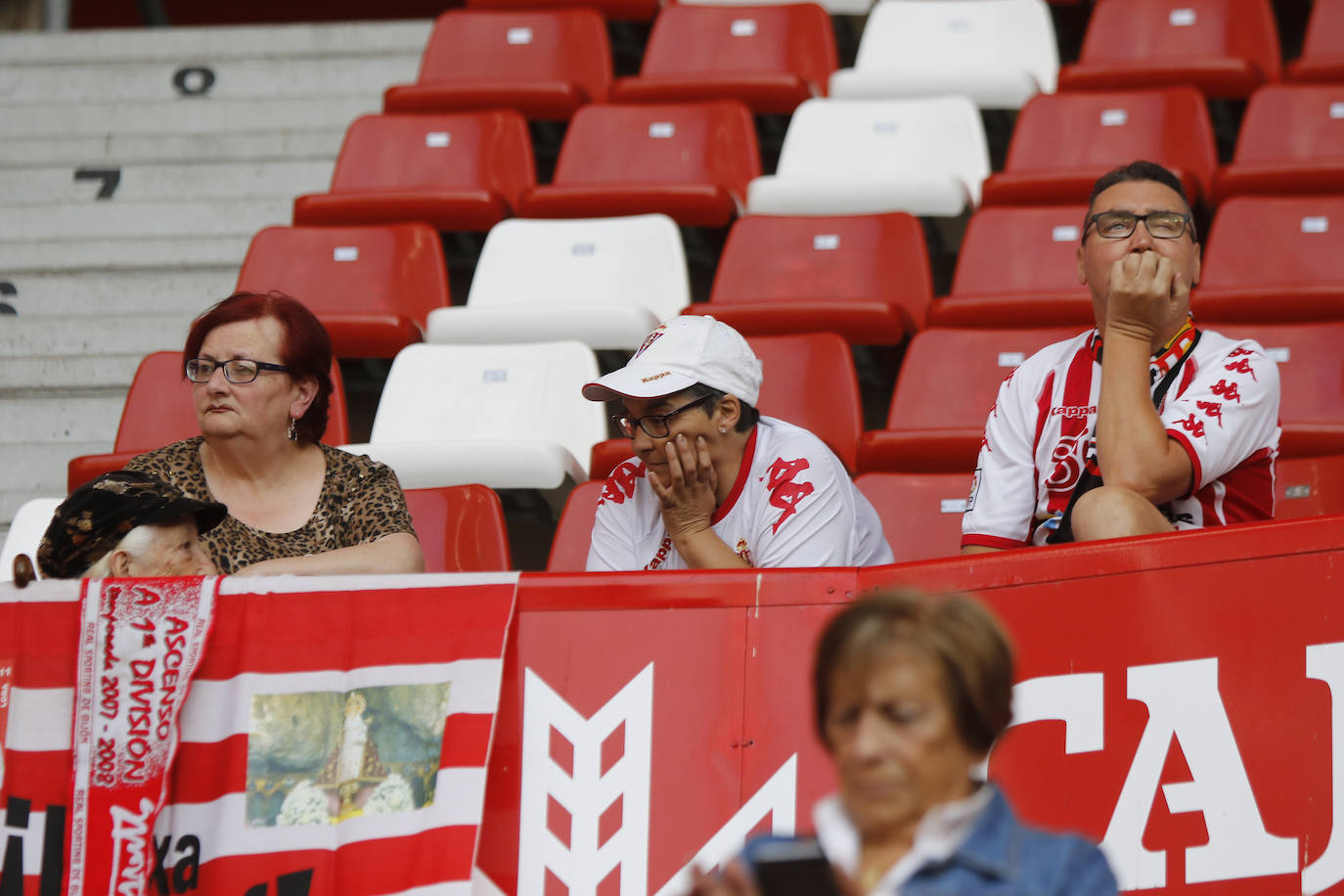 Fotos: ¿Estuviste en el Sporting - Almería? ¡Búscate!