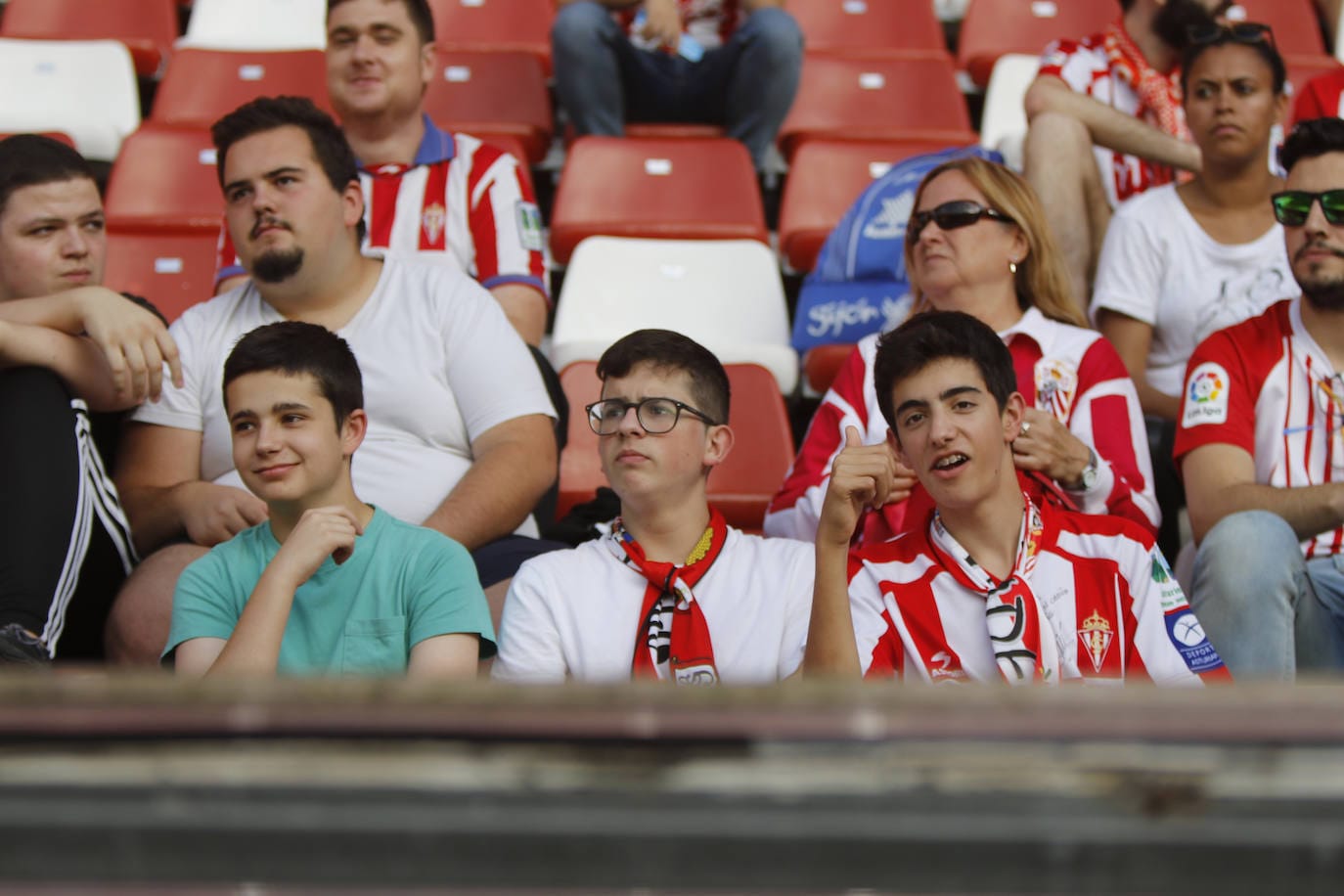 Fotos: ¿Estuviste en el Sporting - Almería? ¡Búscate!