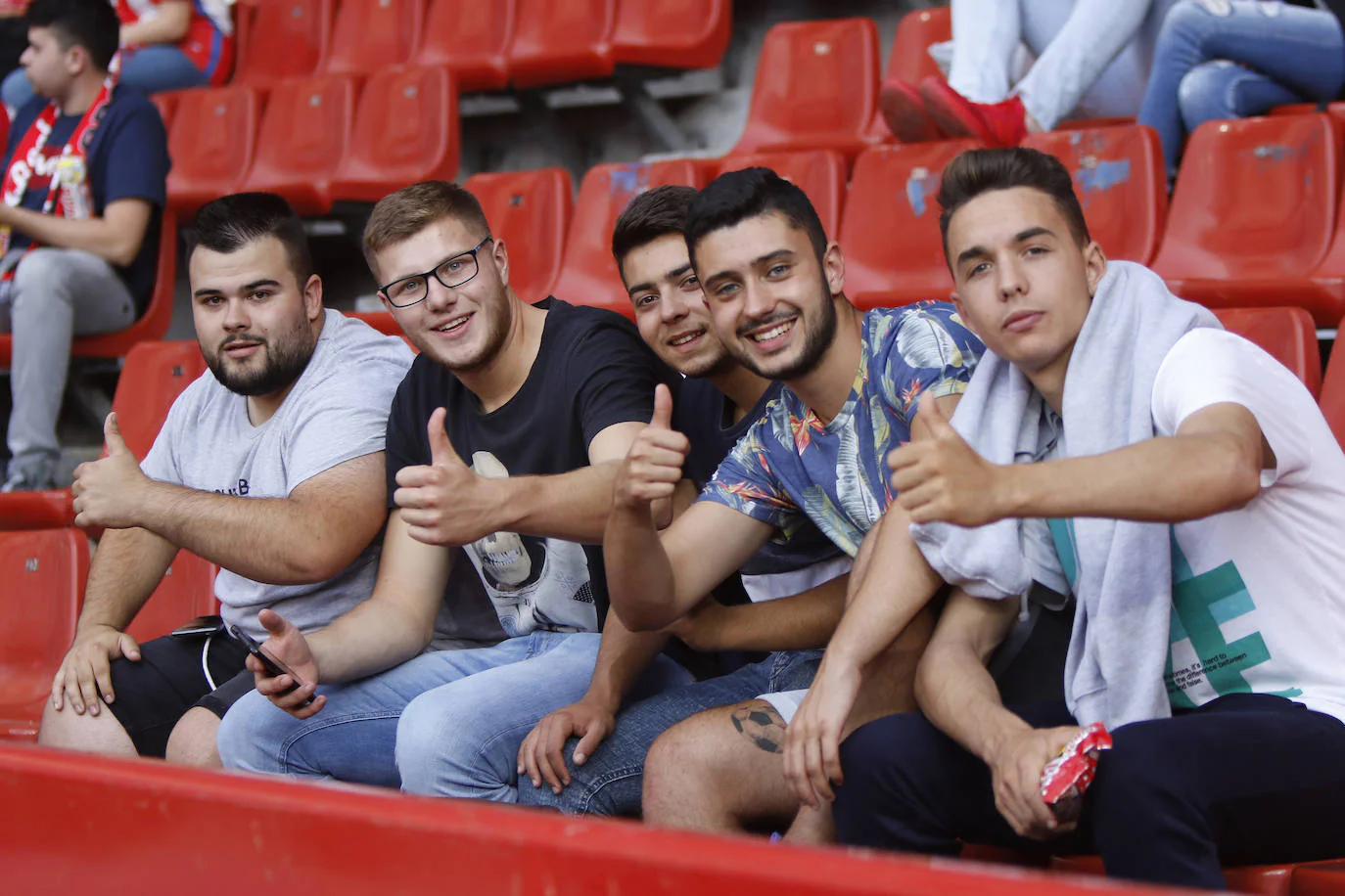 Fotos: ¿Estuviste en el Sporting - Almería? ¡Búscate!