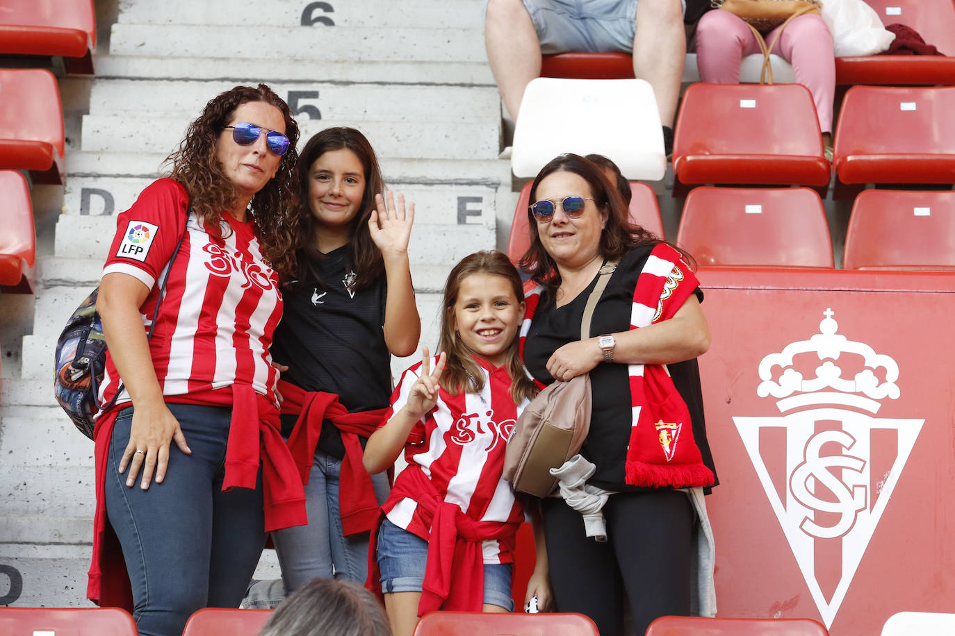 Fotos: ¿Estuviste en el Sporting - Almería? ¡Búscate!