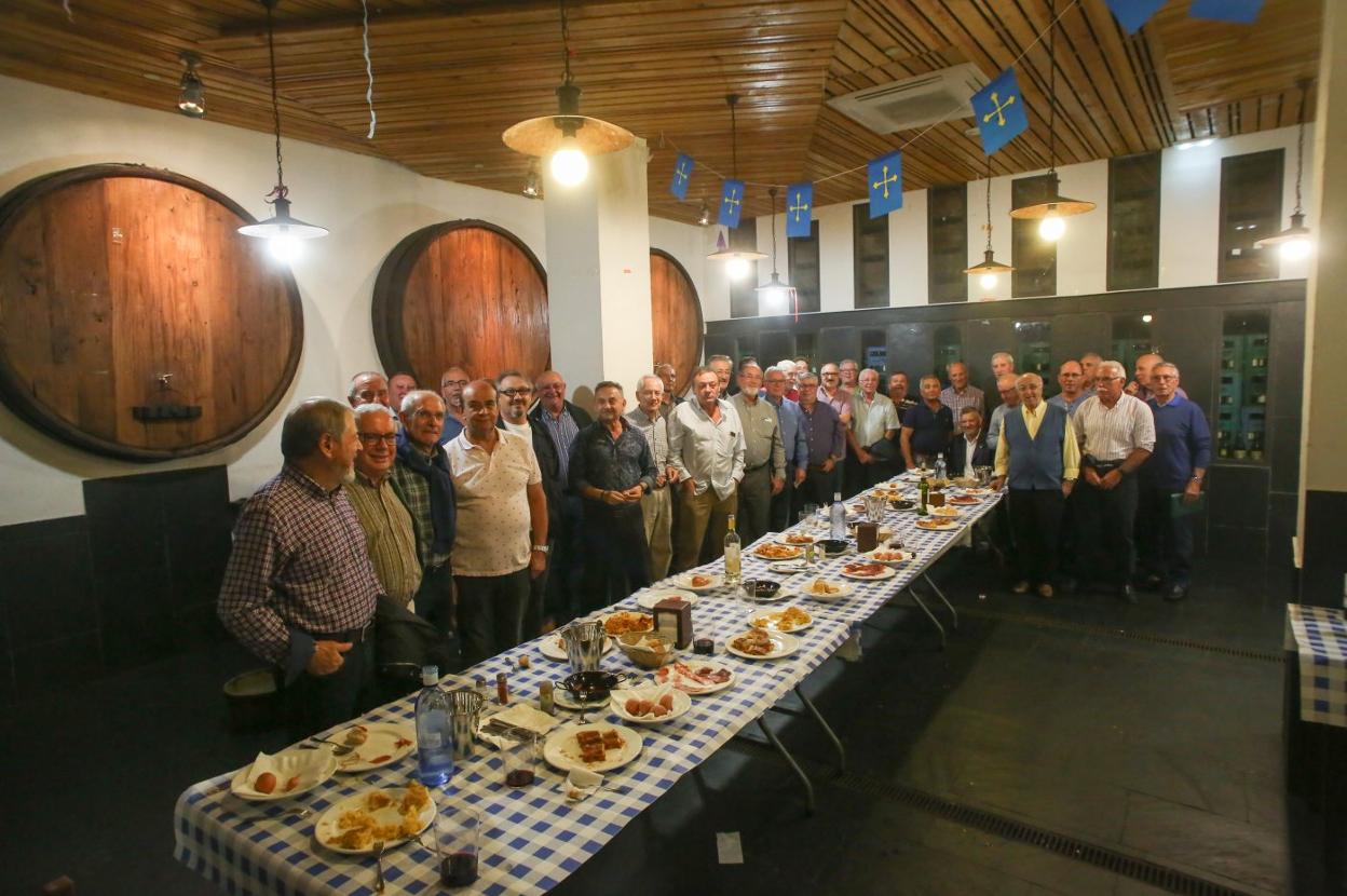 Eléctricos jubilados de baterías se reunieron ayer en Casa Lin. 