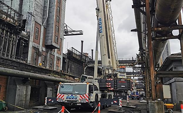 Una grúa autopropulsada, ayer en las instalaciones de baterías. 