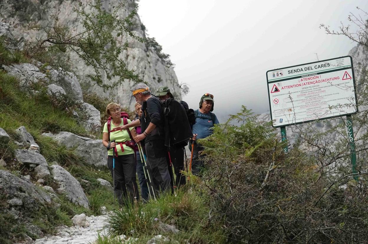 Integrantes del Ensidesa, en el Cares, tras el accidente mortal que sufrió Argentina Rozada el pasado martes. 