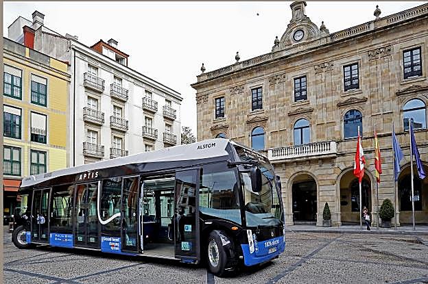 Prototipo de autobús eléctrico que ayer se exhibió en la plaza Mayor y circuló en pruebas sin viajeros. 