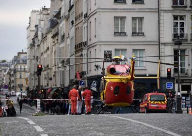 Imagen secundaria 1 - Calles cortadas en París, coches de policía y de los servicios de emergencias, y un helicóptero. 