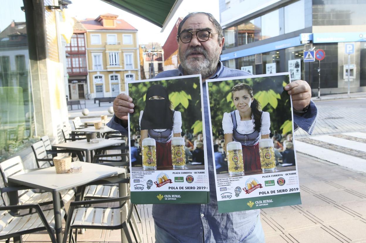 Jenaro Soto mostrando ayer los dos carteles del festival. 