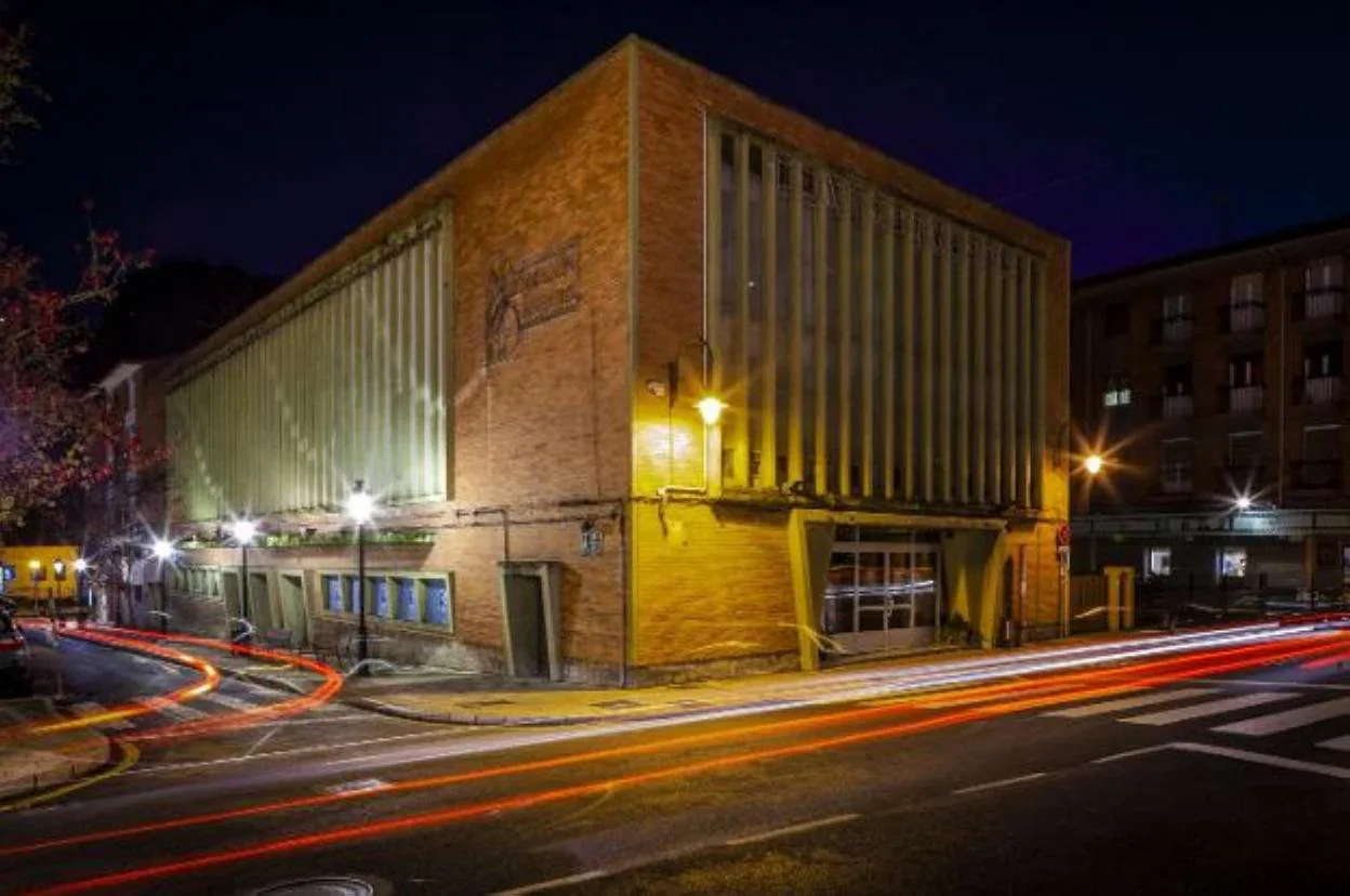 Teatro Prendes, en la avenida del Ferrocarril de Candás. 