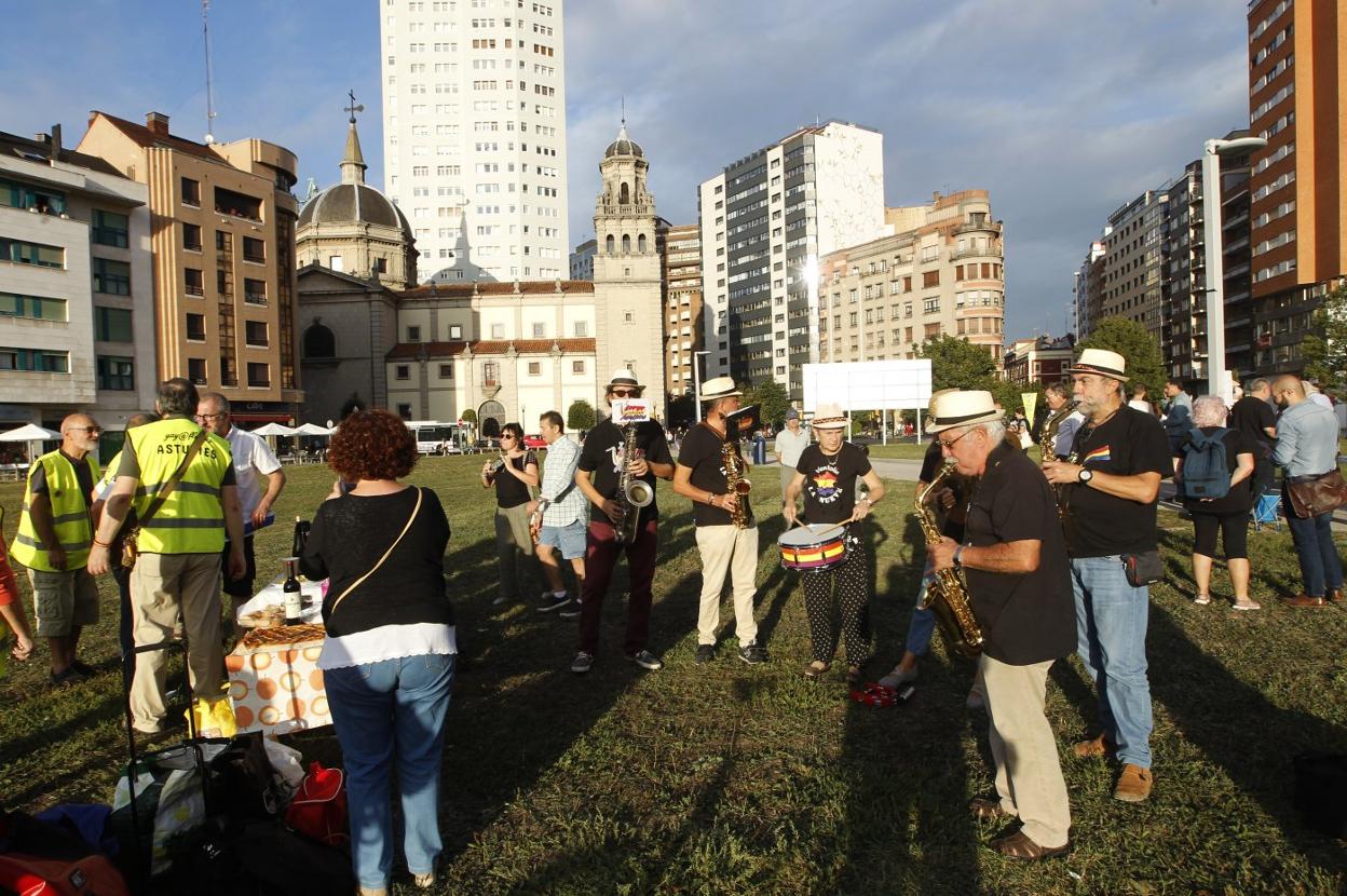La plataforma 'Un pulmón para el solarón' aunó ayer la recogida de firmas y la música de El Ventolín. 