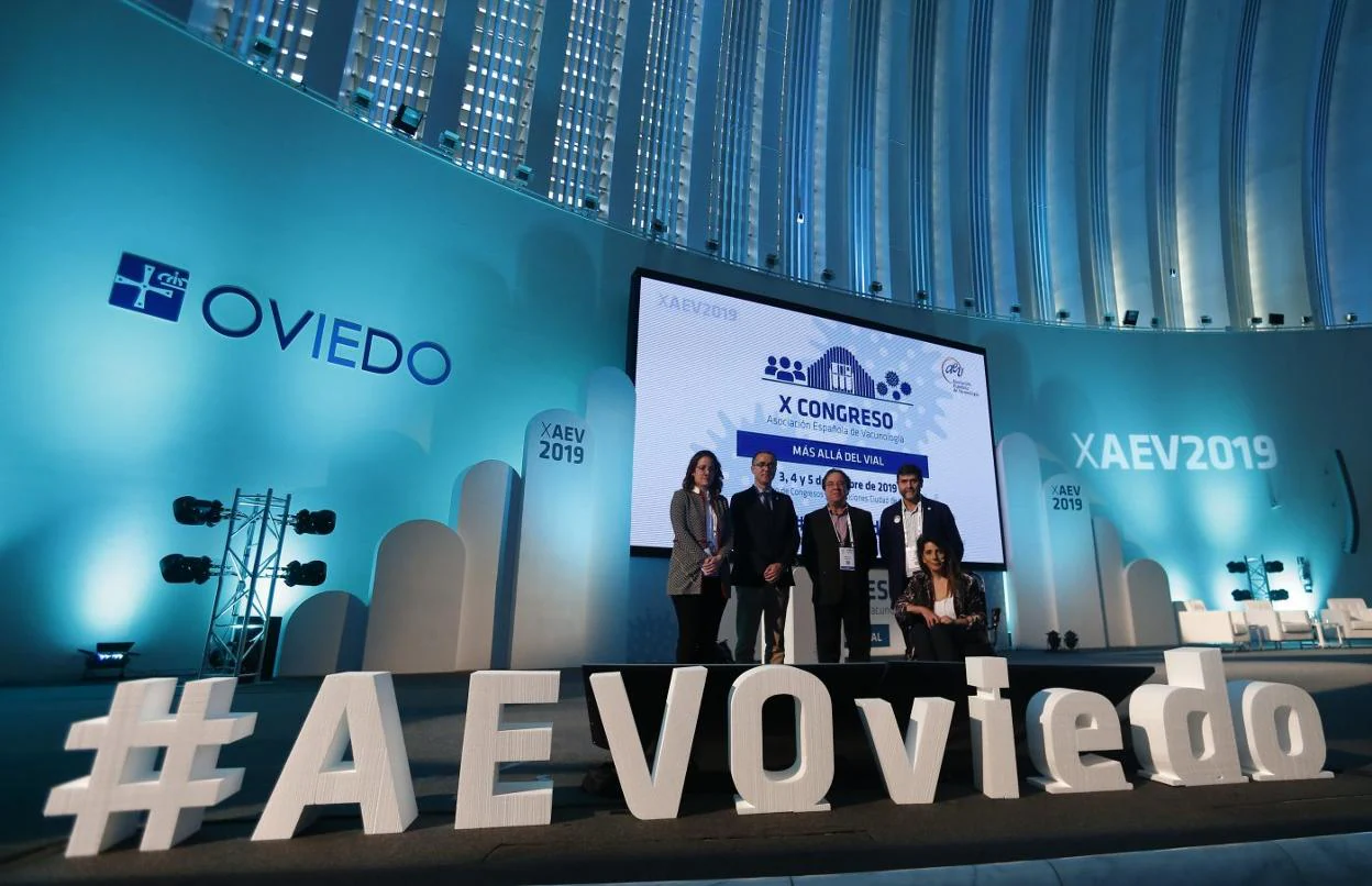 María Fernández Prada, Pablo Fernández, Amós José García, Ismael Huerta y Yolanda Vidal, durante la inauguración en Oviedo del Congreso de Vacunología. 