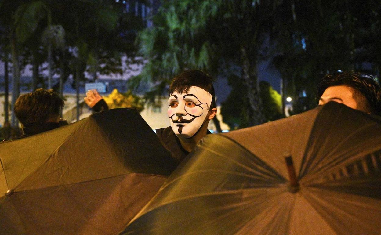 Un manifestante cubre su rostro con una máscara en Hong Kong.