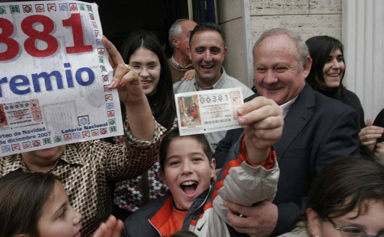 Algunos de los agraciados con el primer premio de la Lotería de Navidad celebran su buena suerte en la administración nº 2 de Tijola (Almería) en el año 2007.
