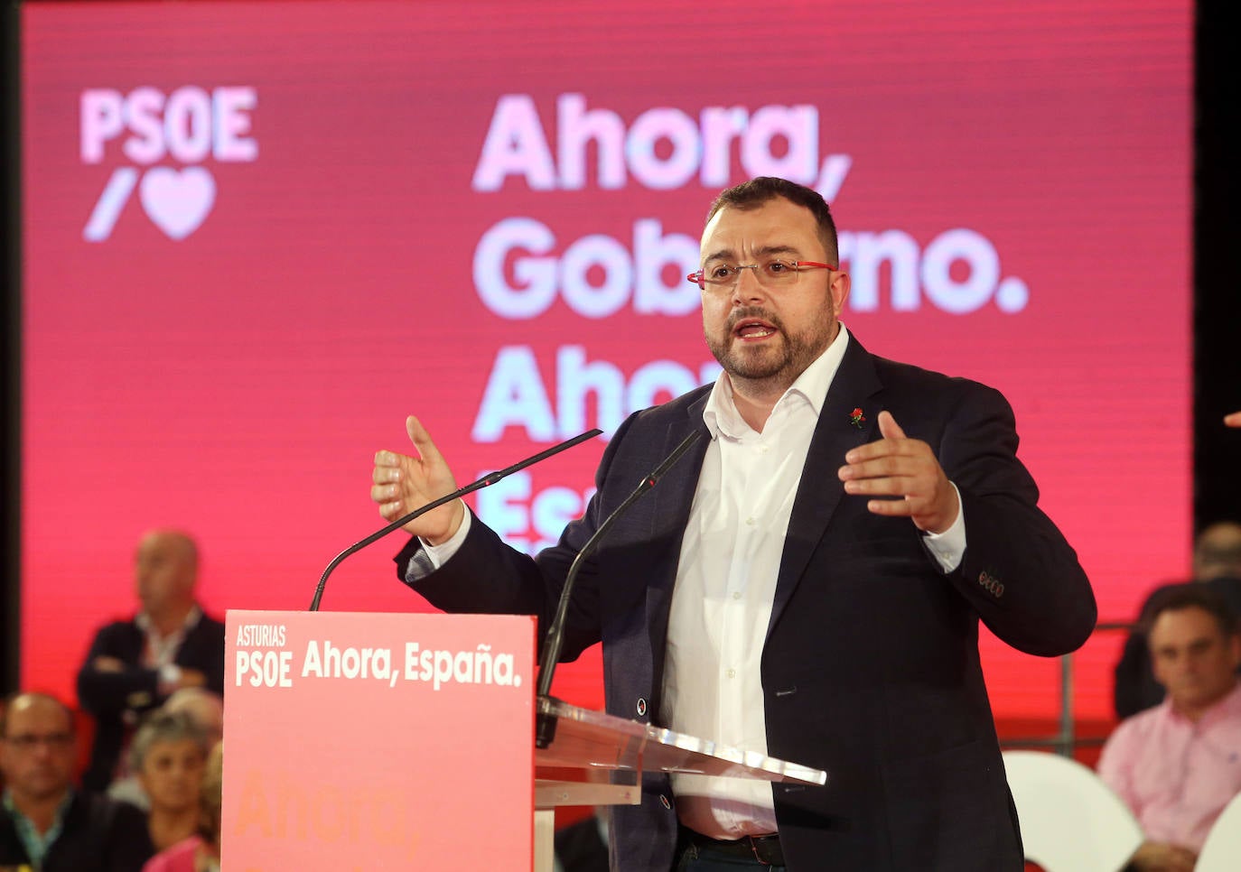 Con un acto en Oviedo al que han asistido más de mil personas. Así ha abierto el líder socialista, Pedro Sánchez, la precampaña en Asturias. Trabajadores de Vesuvius y sus hijos lo han recibido a su llegada al Corredoria Arena. 
