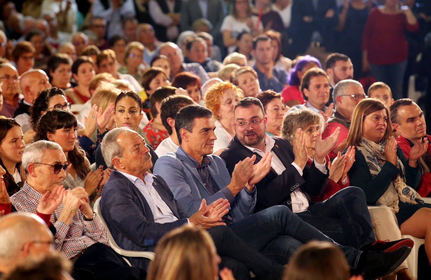 Con un acto en Oviedo al que han asistido más de mil personas. Así ha abierto el líder socialista, Pedro Sánchez, la precampaña en Asturias. Trabajadores de Vesuvius y sus hijos lo han recibido a su llegada al Corredoria Arena. 