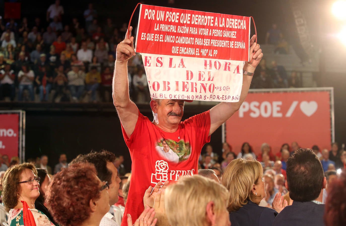 Con un acto en Oviedo al que han asistido más de mil personas. Así ha abierto el líder socialista, Pedro Sánchez, la precampaña en Asturias. Trabajadores de Vesuvius y sus hijos lo han recibido a su llegada al Corredoria Arena. 