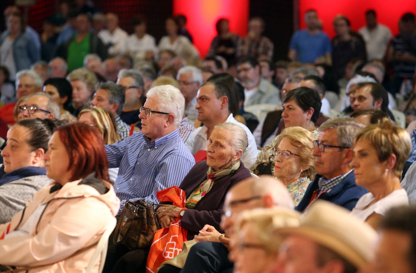 Con un acto en Oviedo al que han asistido más de mil personas. Así ha abierto el líder socialista, Pedro Sánchez, la precampaña en Asturias. Trabajadores de Vesuvius y sus hijos lo han recibido a su llegada al Corredoria Arena. 