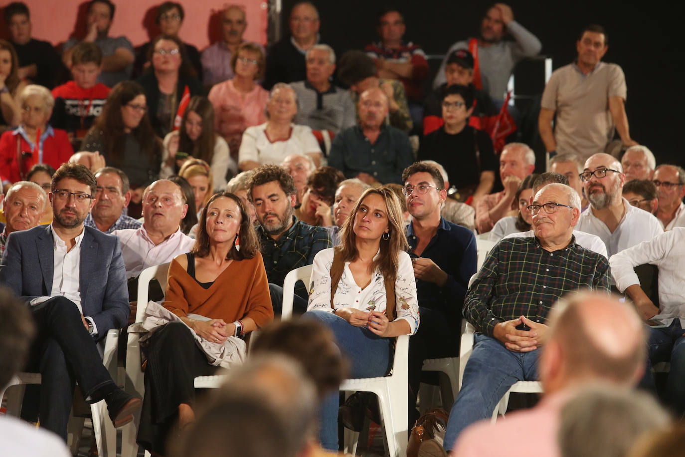 Con un acto en Oviedo al que han asistido más de mil personas. Así ha abierto el líder socialista, Pedro Sánchez, la precampaña en Asturias. Trabajadores de Vesuvius y sus hijos lo han recibido a su llegada al Corredoria Arena. 